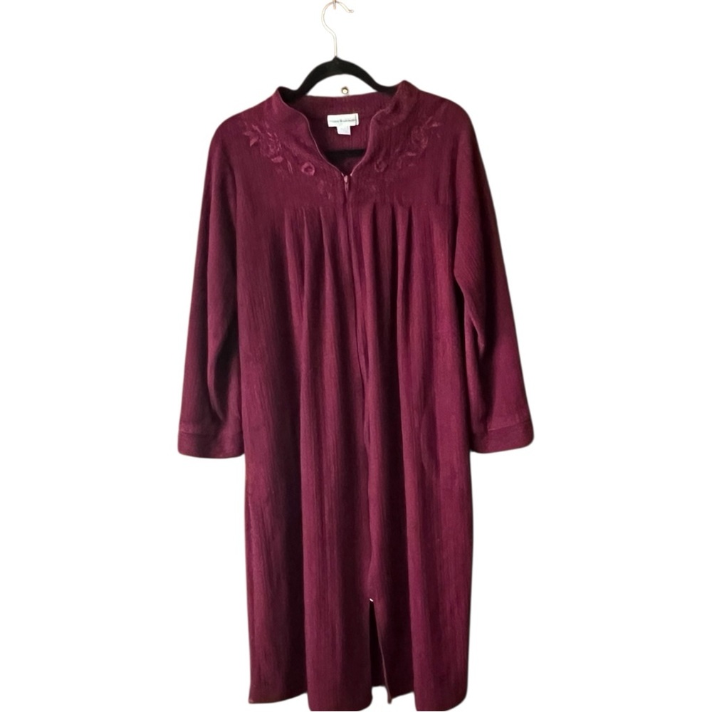 Miss Elaine vintage Wine color Embroidered Zip Robe. Size M.
